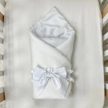 Paturica bebe din satin si material tricotat cu pilota si fundita, alb